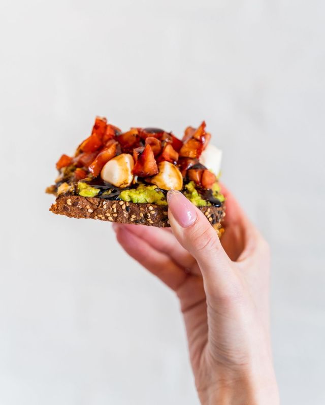 Let’s avo-cuddle and chill 🥑 

Try our Caprese Avocado Toast in stores or order through UberEats, SkipTheDishes, DoorDash, and Ritual. 

#juicebar #smoothiebar #downtownoakville #portcreditbia #portcredit #avotoast #avocadotoast #mississaugaeats #healthyeats #organicfood