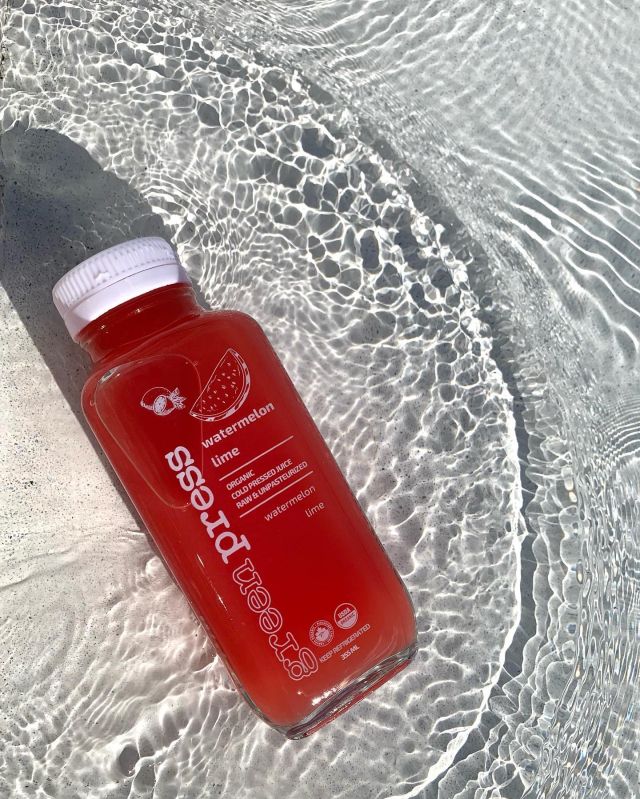 Your favourite pool/beach side companion. 💦 

Hydrating and delicious 😋 

#coldpressedjuice #coldpressed #detoxjuice #healthyeats #portcredit #portcreditbia #downtownoakville #oakville #watermelonjuice