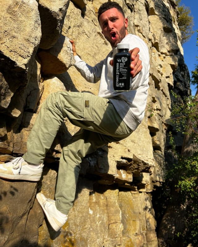 Nothing better than hanging off the side of a cliff with a cold pressed juice 😎🤘🏼

And don’t forget to use our Black Friday code “Blackfriday25” for 25% off 🤫

#outdoors #healthylifestyle #coldpressedjuice #juicecleanse #detox