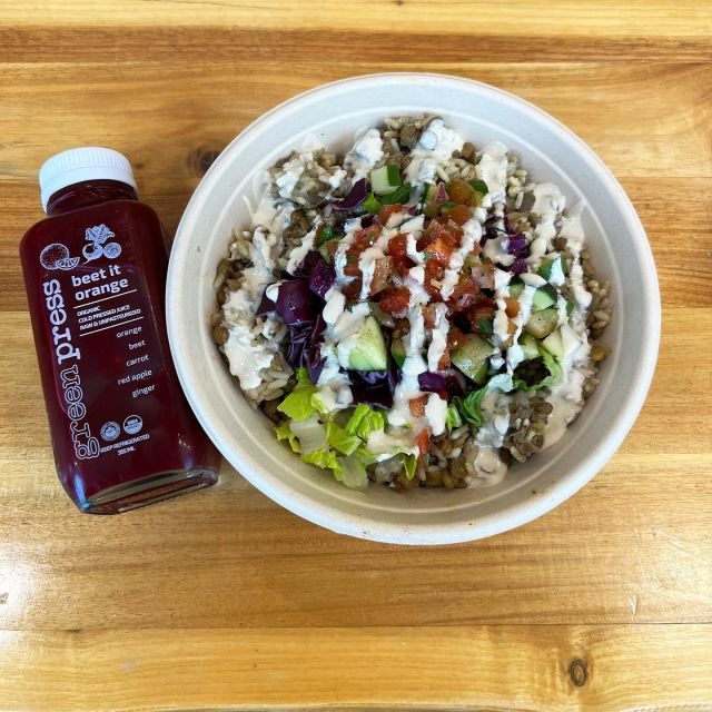 You’ll definitely beet the day if this is how your lunch looks like 👊🏼🏆

#beetjuice #healthyfood #detox #organic #feelinggood #powerbowl #coldpressedjuice