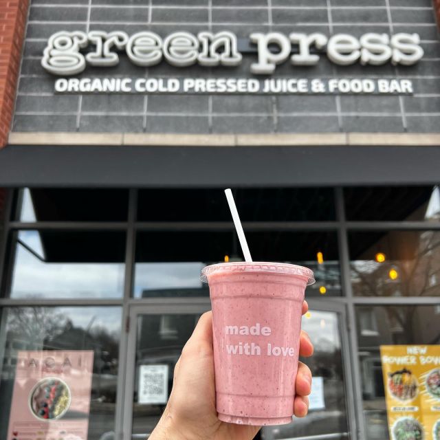 Who else has smoothies even in the cold weather? 🥤🤤

#smoothiesunday #nosugar #freshfruit #coldpressedjuice #juicebar #delicious