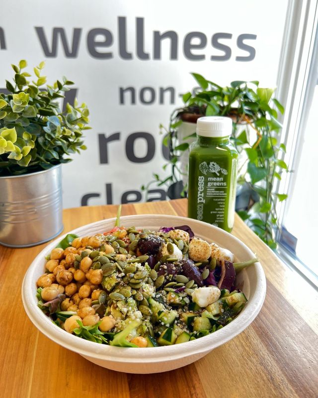 Fuel your day with a bowl full of greens and dreams! This salad is the perfect combo of
health and happiness - forget fast food, choose fresh! 🥗

#coldpressedjuice #detoxjuice #greenjuice #organicjuice #juicebar #smoothiebar #salads #oakville #portcreditbia #downtownoakville