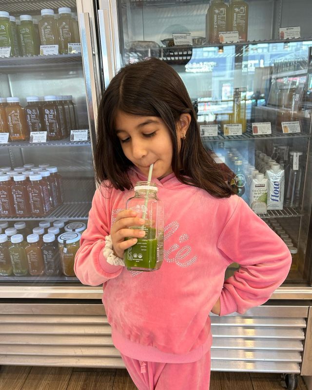 Kid approved green juice 💚💚

Fueling adventures with every sip! Start ‘em young and give them the most nutritious fuel to help their young minds and bodies grow! 🌱

#greenjuice #healthyhabits #kidapproved #kidapprovedfood #juicebar #downtownoakville #oakville #portcreditbia #portcredit #toronto #smoothiebar #healthyfood #organicjuice #juicedetoc
