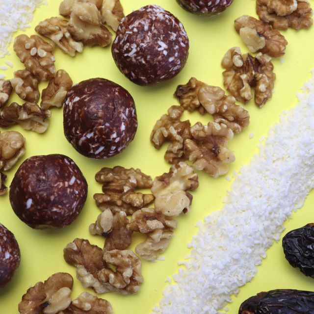 The perfect guilt free snack does exist. Made with only 4 ingredients you can enjoy our Walnut Coconut date balls anytime of day!  Perfect for a pre/post work out or mid day snack to help you power through your day. 

Walnut Coconut 🥥: Dates, walnut, coconut and Himalayan pink salt. 

#energyballs #proteinballs #OrganicJuice #healthylife #healthyhabits #wellness #organic #JuiceBar  #downtownoakvillle #portcredit #mississauga #torontojuicebar #torontojuice #blooryonge #oakville #portcreditbia