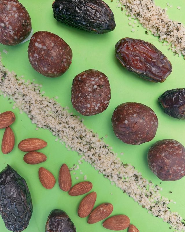 It’s Monday!  Sometimes you just need a quilt free snack and pick me up.  We’ve got you covered!  Try our delicious energy bites that are made with simple, real and organic ingredients. 

This one right here is a perfect blend of dates, almonds, hemp seeds and a dash of Himalayan Salt. 

No added sugar!  Dates are natures candy!  These bites are available online and in-stores!

#greenpressinc #healthylife #healthyhabits #wellness #drinkclean #eatclean #healthysnacking #organic #energyballs #energybites #proteinballs #JuiceBar  #downtownoakvillle #portcredit #mississauga #torontojuicebar #torontojuice #blooryonge #oakville #portcreditbia