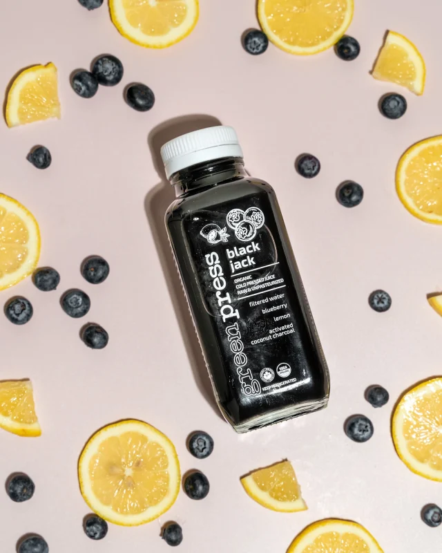 Friday feels, activated!  Black Jack contains: blueberry, lemon, and activated coconut charcoal. 🥥 

DETOX- Binds to toxins in the gut, helping eliminate them from the body, supporting overall detoxification .
 
REDUCES BLOATING- Adsorbs gas-causing compounds, helping reduce bloating and improve digestion .

HANGOVERS- May help reduce hang over symptoms!!