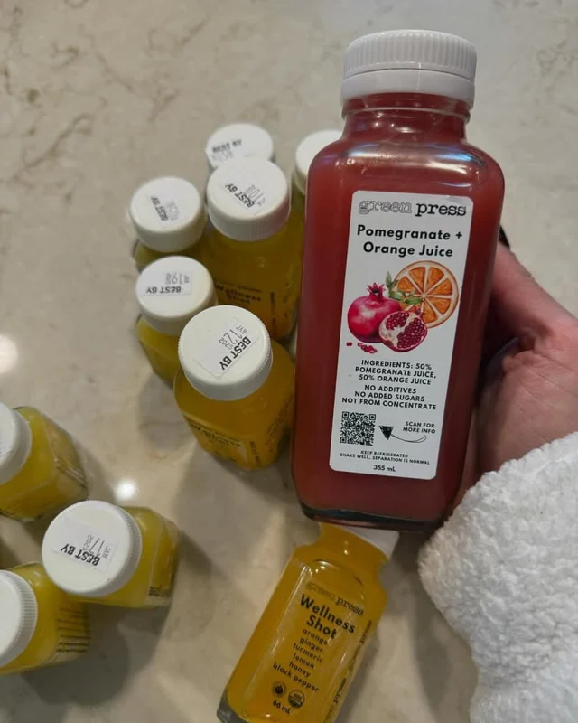 Now available in-stores and online 🍊 Pomegranate + Orange Juice. 

This juice is not only so delicious but also so good for you!  A healthy dose of Vitamin C it’s sure to help that tickle in your throat go away! 

Pomegranates are rich in antioxidants, which are compounds that help protect cells from damage caused by free radicals. 

We also have a pure pomegranate juice too!  Come by to any of our locations to pick yours up today. You can also order online too!

#greenpressinc #juicebar #smoothiebar #coldpressedjuice #juice #pomegranatejuice #antioxidants #oakville #toronto #portcredit