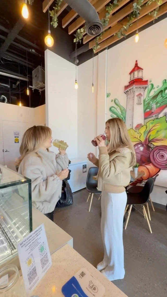 When it’s so good you have to share with your bestie 😍 

#juicebar #portcreditbia #portcredit #healthylife #drinkclean #coldpressedjuice #detoxjuice #greenjuice