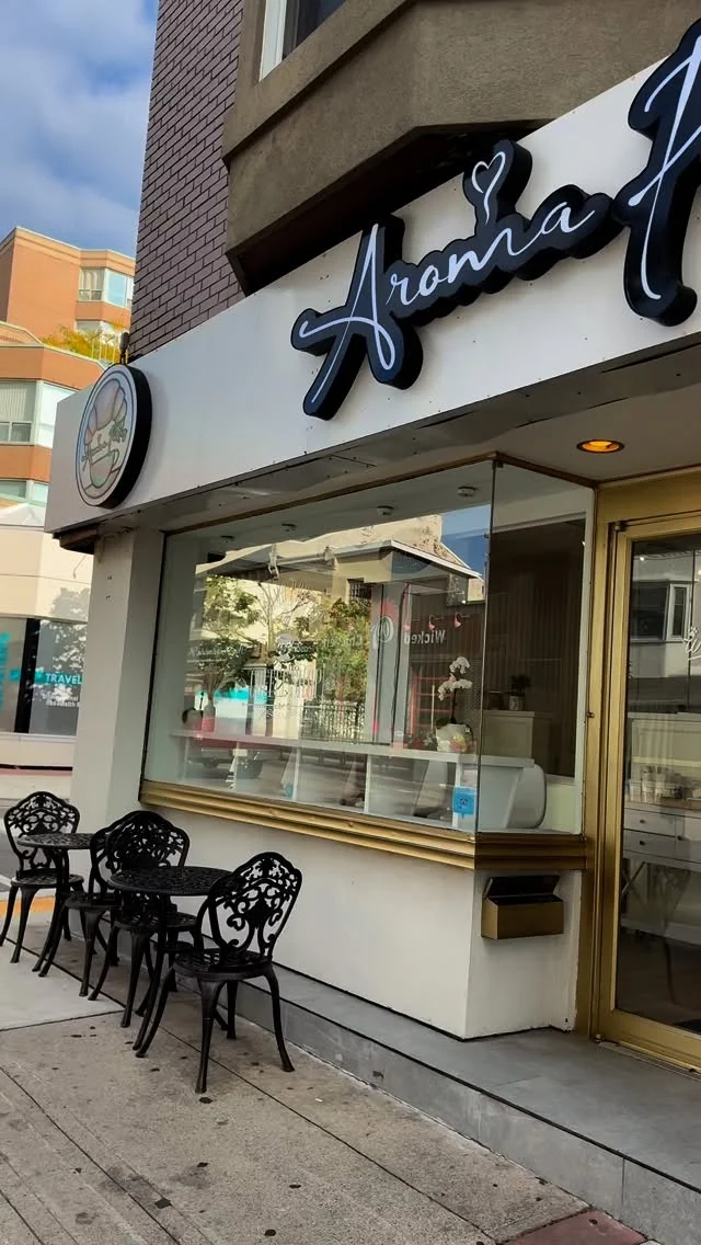 Big News Burlington! We are excited to announce our new partnership with @aromapastry.ca located in downtown Burlington. This café has the cutest lakeside vibes. 🌊 

🍊 You can now find our organic cold pressed juices and wellness shots here.  They even have little samples for you to try so make sure you check them out!

#Burlingtoncafe #coldpressedjuice #wellness #gingershots