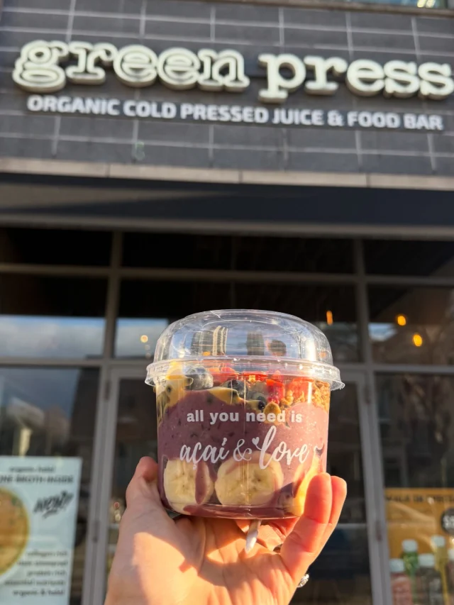 When it’s 12 degrees in January, it’s time for an Açai Bowl.  Order yours on Uber and get it delivered or come by our Port Credit location and pick yours up 😍

P.S. Notice our new packaging?! We love it! 🥰 

#acaibowls #portcredit #acai #juicebar #smoothiebowls